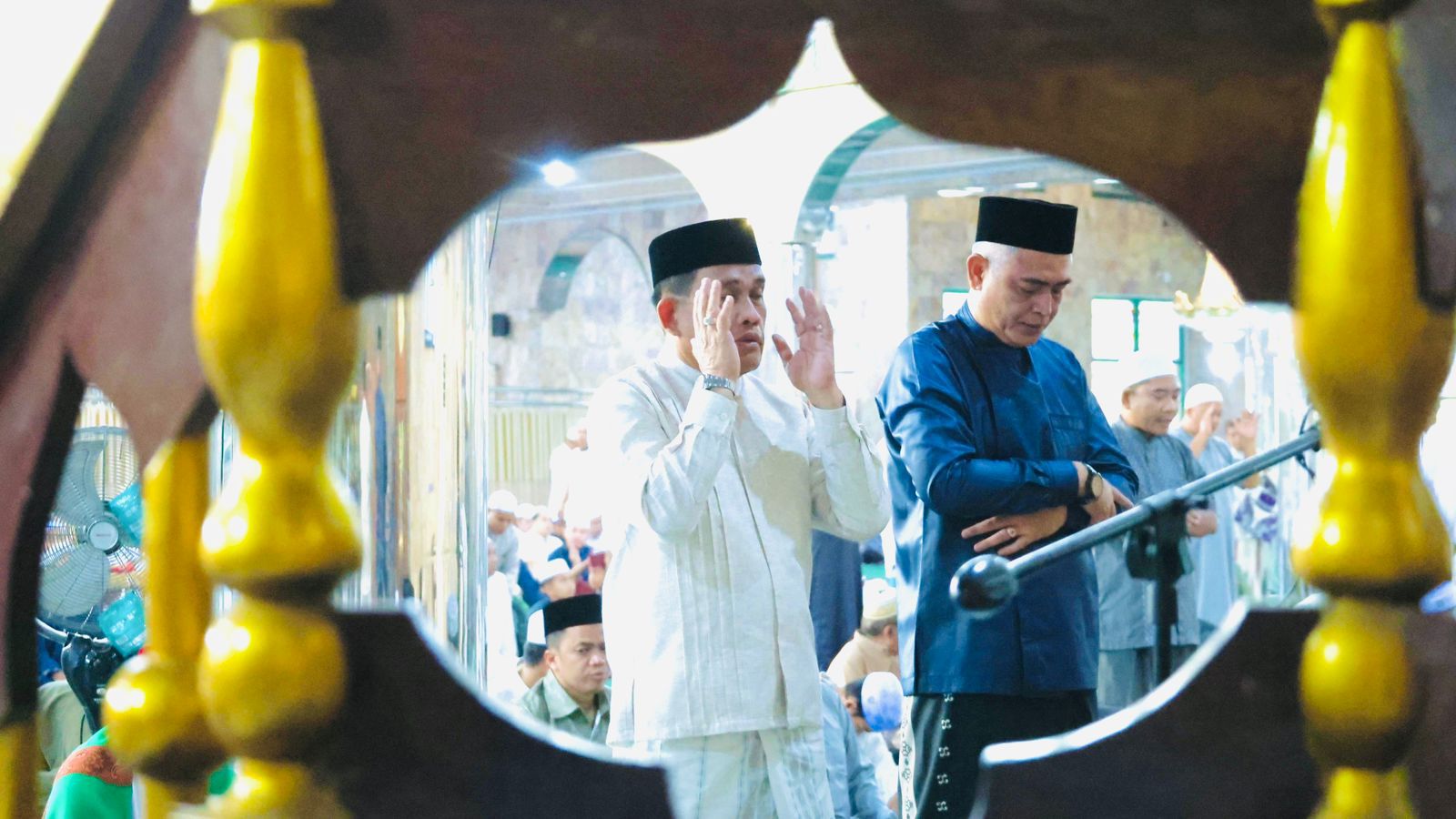 MOMEN:Bupati dan Wabup HSU, H Sahrujani dan Hero Setiawan melaksanakan salat Idulfitri 1447 Hijriah bersama ribuan warga Kota Amuntai, Sabtu (21/3/2026).