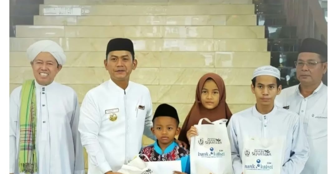 BANTUAN: Bantuan sarung dari Bank Kalsel yang diserahkan Wali Kota Banjarmasin HM Yamin di Balai Kora Banjarmasin, Kamis (5/3/2026).   