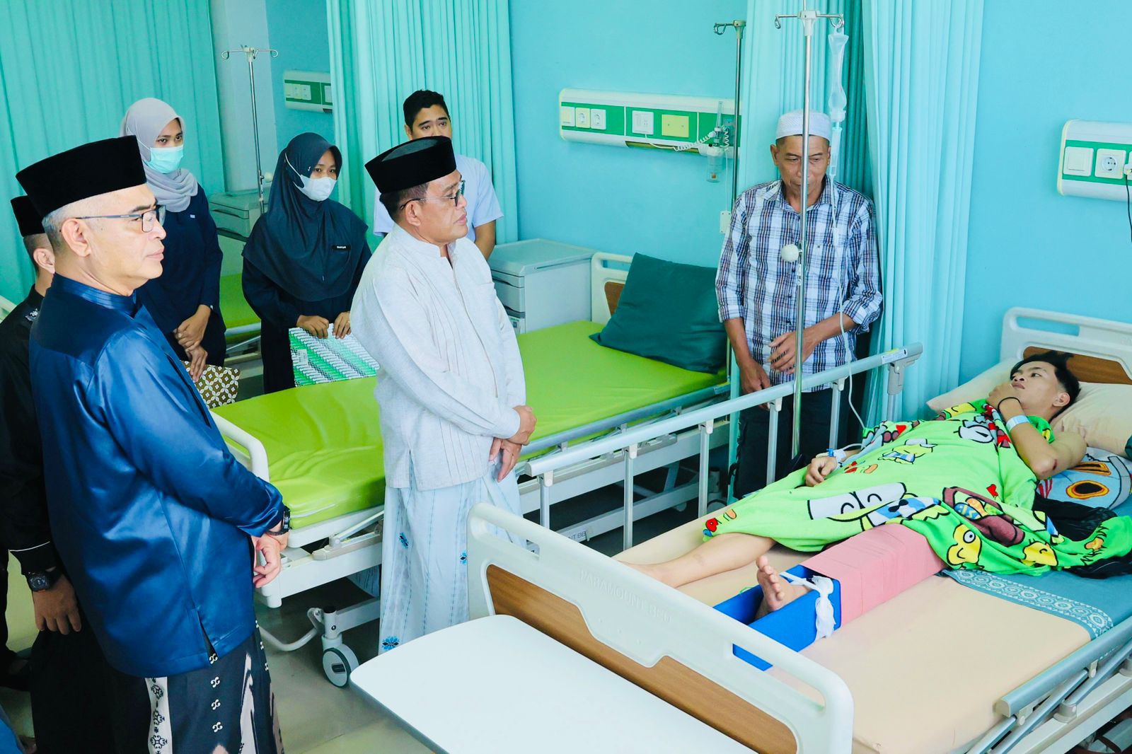 HANGAT: Bupati dan Wabup HSU, H Sahrujani dan Hero Setiawan, didampingi Sekda HSU, H Adi Lesmana mengunjungi pasien yang berlebaran di RSUD Pambalah Batung Amuntai, Sabtu (21/3/2026).