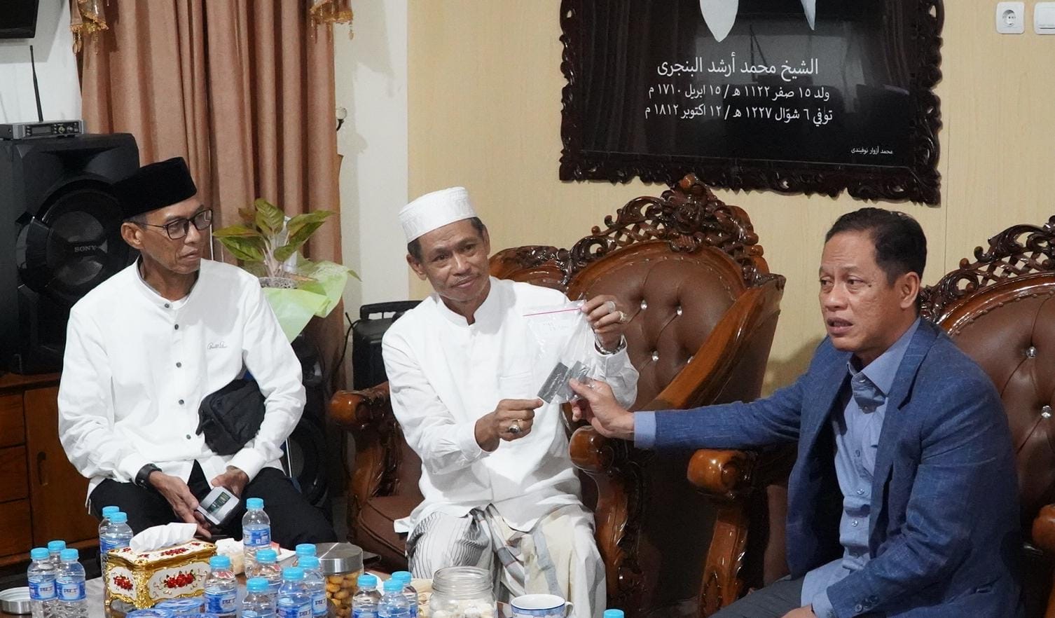 SINERGI: Menteri LH dan Rektor ULM saat memegang hasil inovasi pengolahan sampah hasil riset kampus yang siap dikembangkan lebih luas.