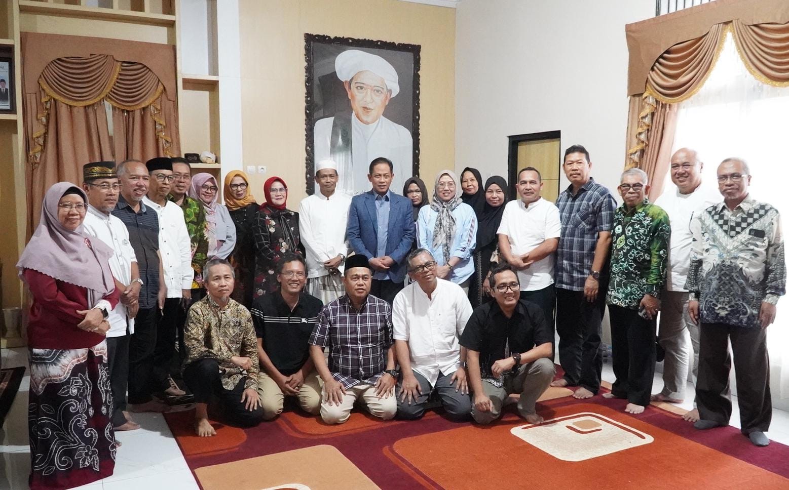 KOLABORASI: Menteri LH Hanif Faisol Nurofiq dan Rektor ULM Ahmad Alim Bachri beserta jajaran berfoto bersama  setelah membahas penguatan kerja sama penanganan sampah.
