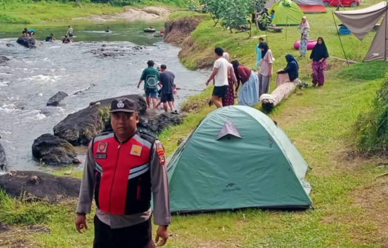 PATROLI: Anggota Polres Tabalong saat melakukan patroli di objek wisata alam Riam Bidadari. (Foto : Polres Tabalong untuk Radar Banjarmasin)