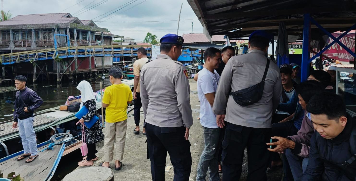 ANTISIPASI:Personel Sat Polairud Polres HSU, memberikan imbauan keselamatan kepada penumpang dan pengunjung di kawasan dermaga dan objek wisata saat libur lebaran di Dermaga Sungai Danau Panggang. (Fo