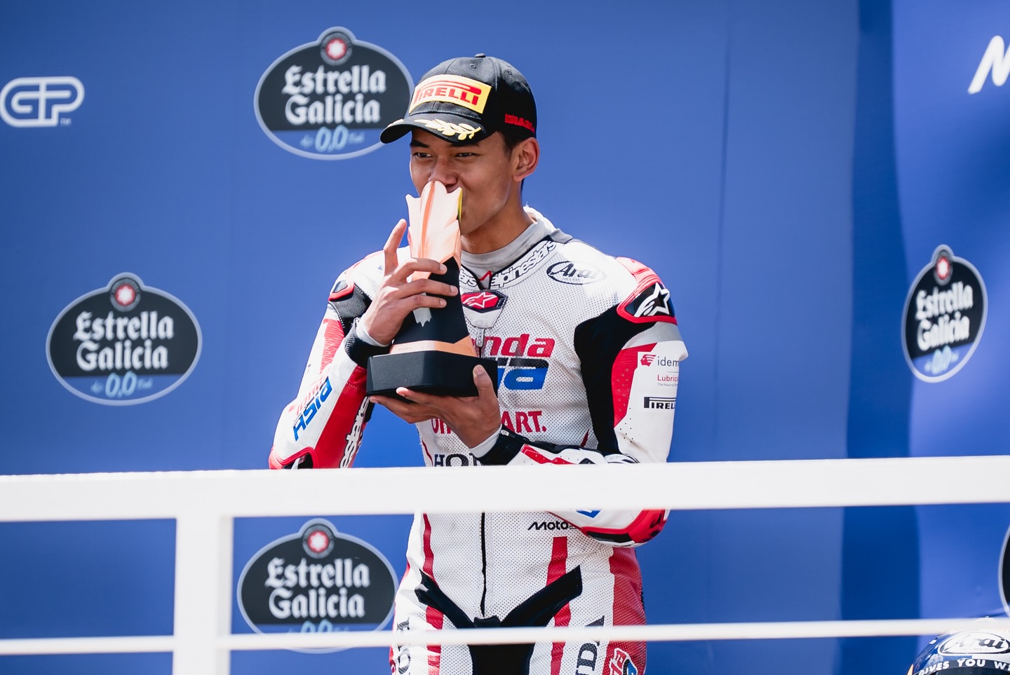Veda Ega Pratama memacu motornya dalam balapan Moto3 Brasil 2026 di Aut&oacute;dromo Internacional Ayrton Senna, Minggu (22/3), menorehkan sejarah sebagai orang Indonesia pertama yang meraih podium di ajang 
