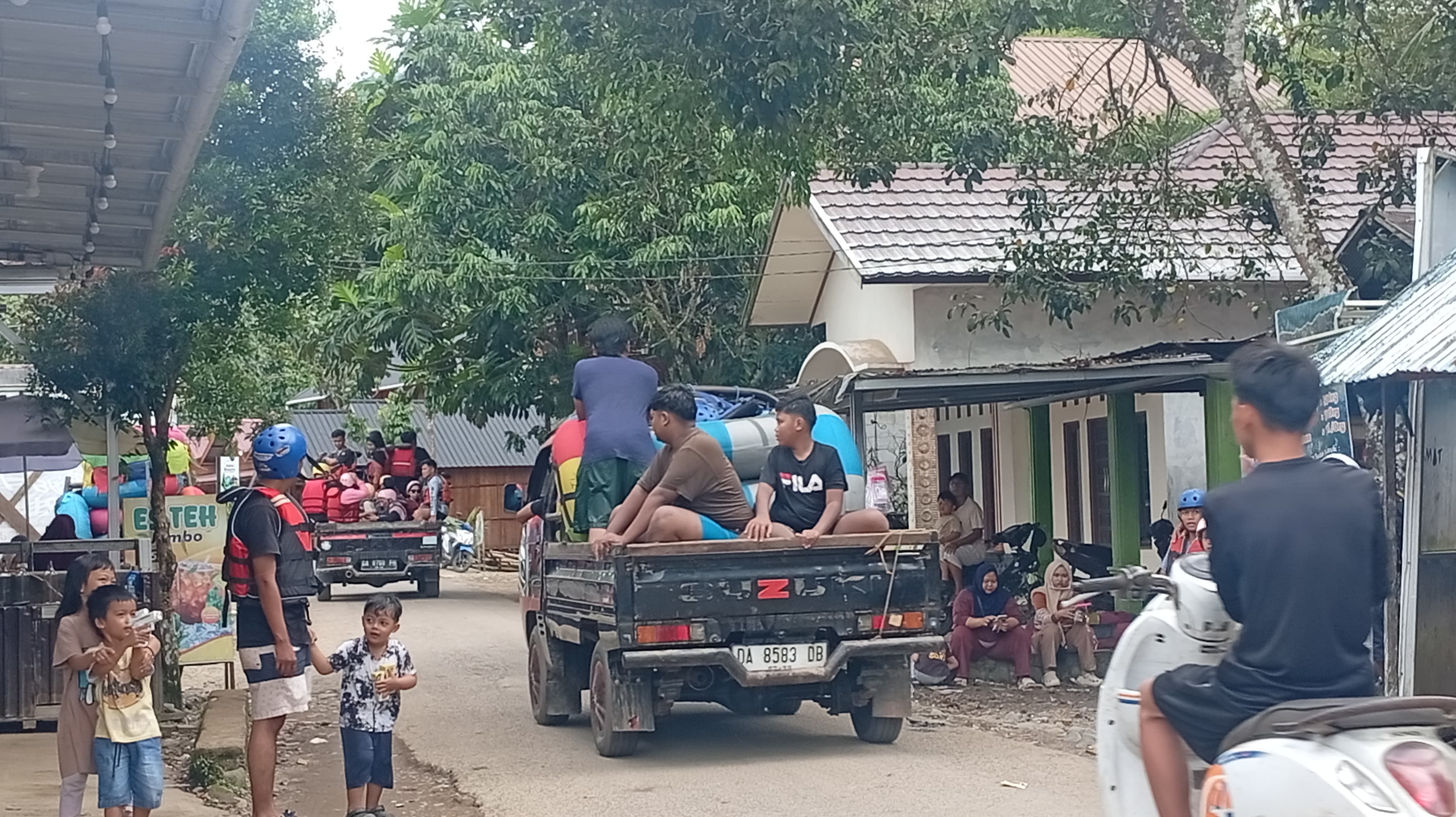 BERWISATA: Wisatawan tampak ramai akan berwisata river tubing di Loksado pada Selasa (24/3/2026). (Foto: M. Padil Ihsan/Radar Banjarmasin) 