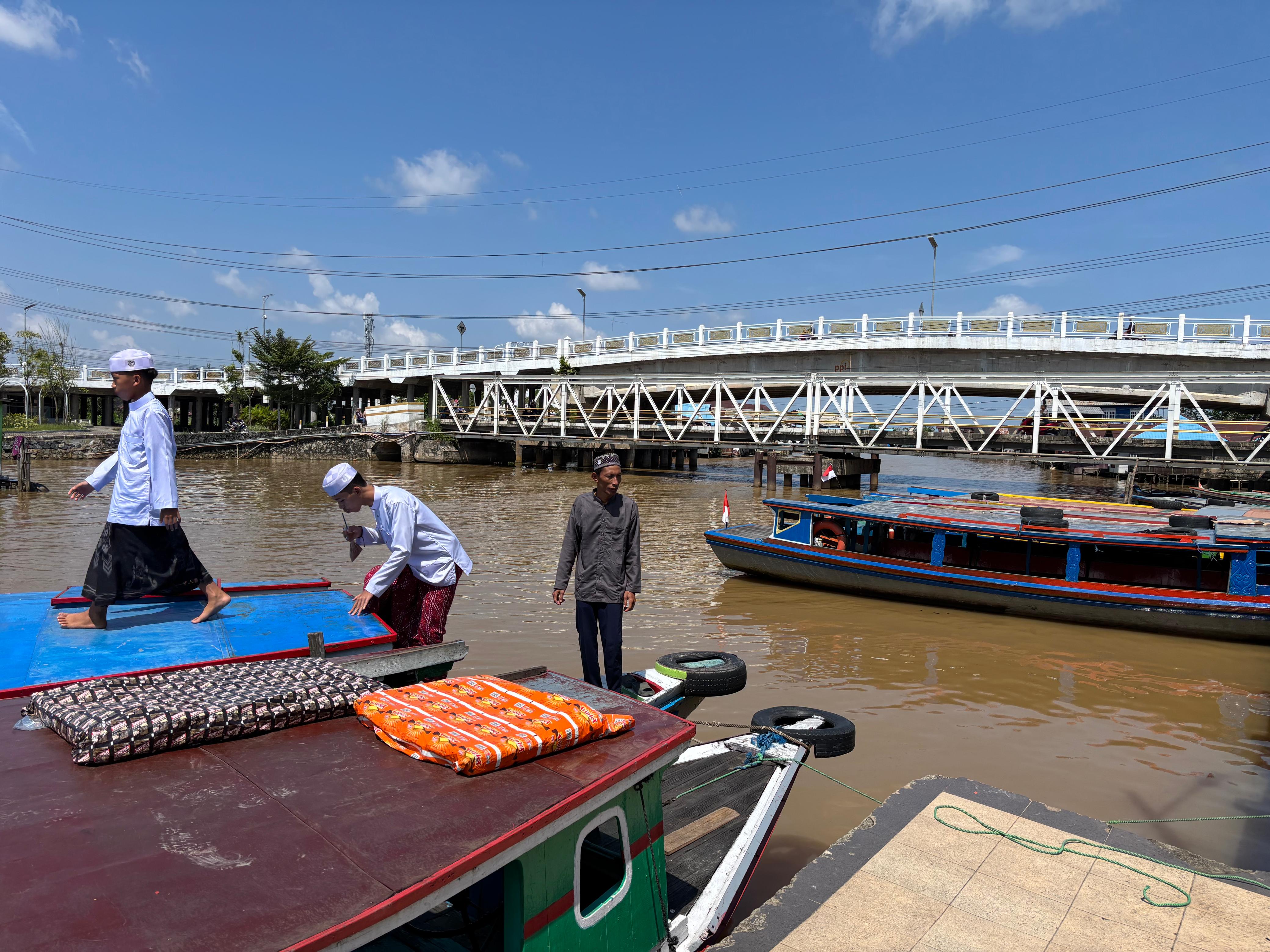 TIBA: Sejumlah peziarah tiba di dermaga kelotok, tepat di seberang Kompleks Makam Sultan Suriansyah, Kuin Utara, Banjarmasin Utara. (Zulvan Rahmatan/Radar Banjarmasin)