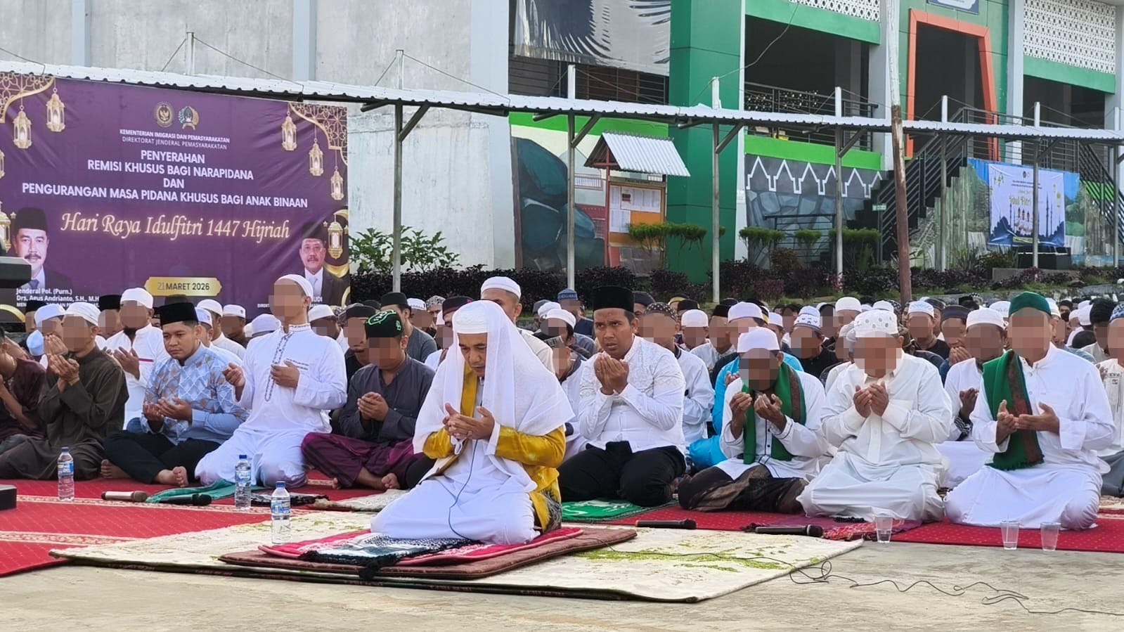 IDULFITRI: Warga binaan Lapas Batulicin mengikuti salat Idulfitri. Sebanyak 371 warga binaan menerima remisi pada Idulfitri tahun ini. (Foto: Lapas Batulicin untuk Radar)