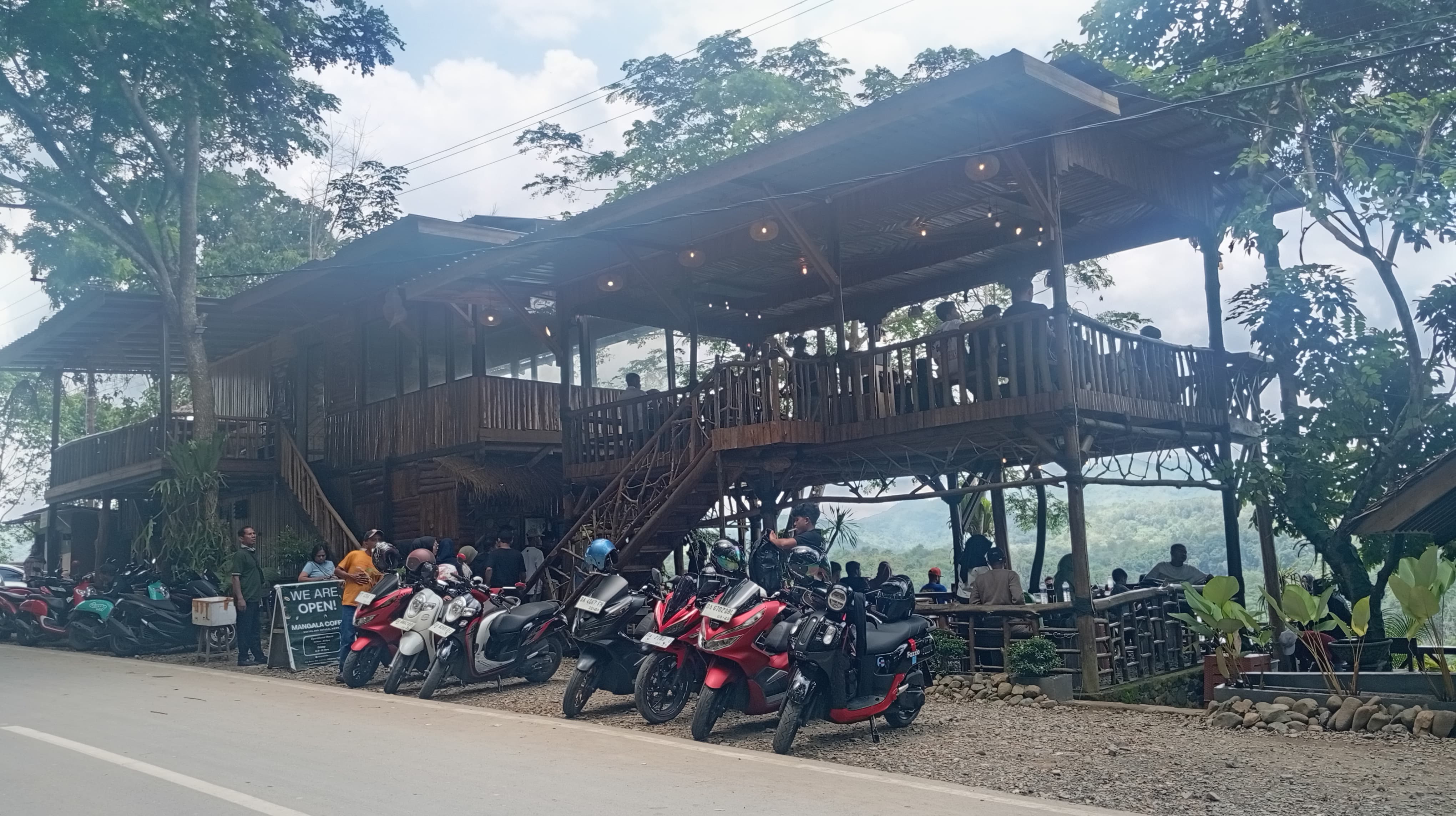 PENUH: Cafe Mangala di penuhi pengunjung yang ingin mengabadikan foto pemandangan alam sambil santai minum kopi. (Foto: M. Padil Ihsan/Radar Banjarmasin) 