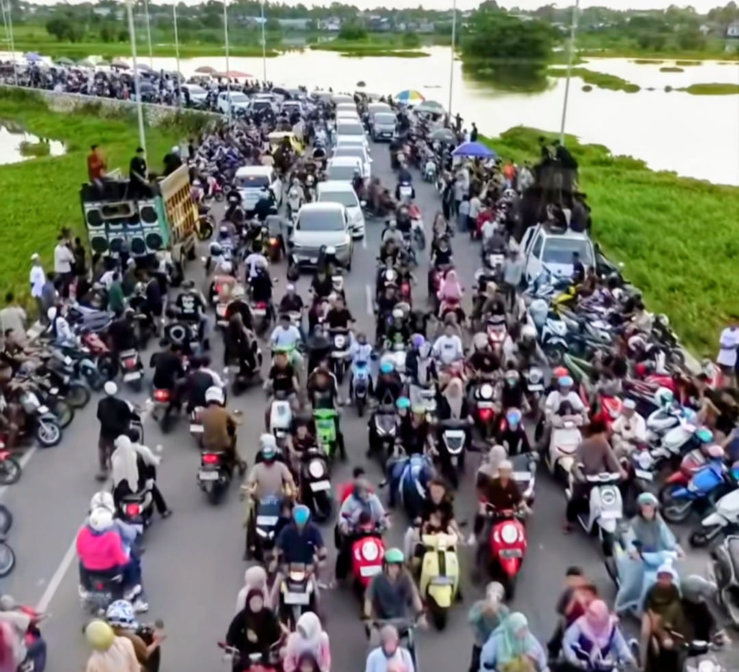 RAMAI: Warga memadati Jalan Bypass Amuntai untuk menikmati suasana libur Lebaran dengan latar hamparan rawa yang indah. (Foto: M.Akbar/Radar Banjarmasin) 