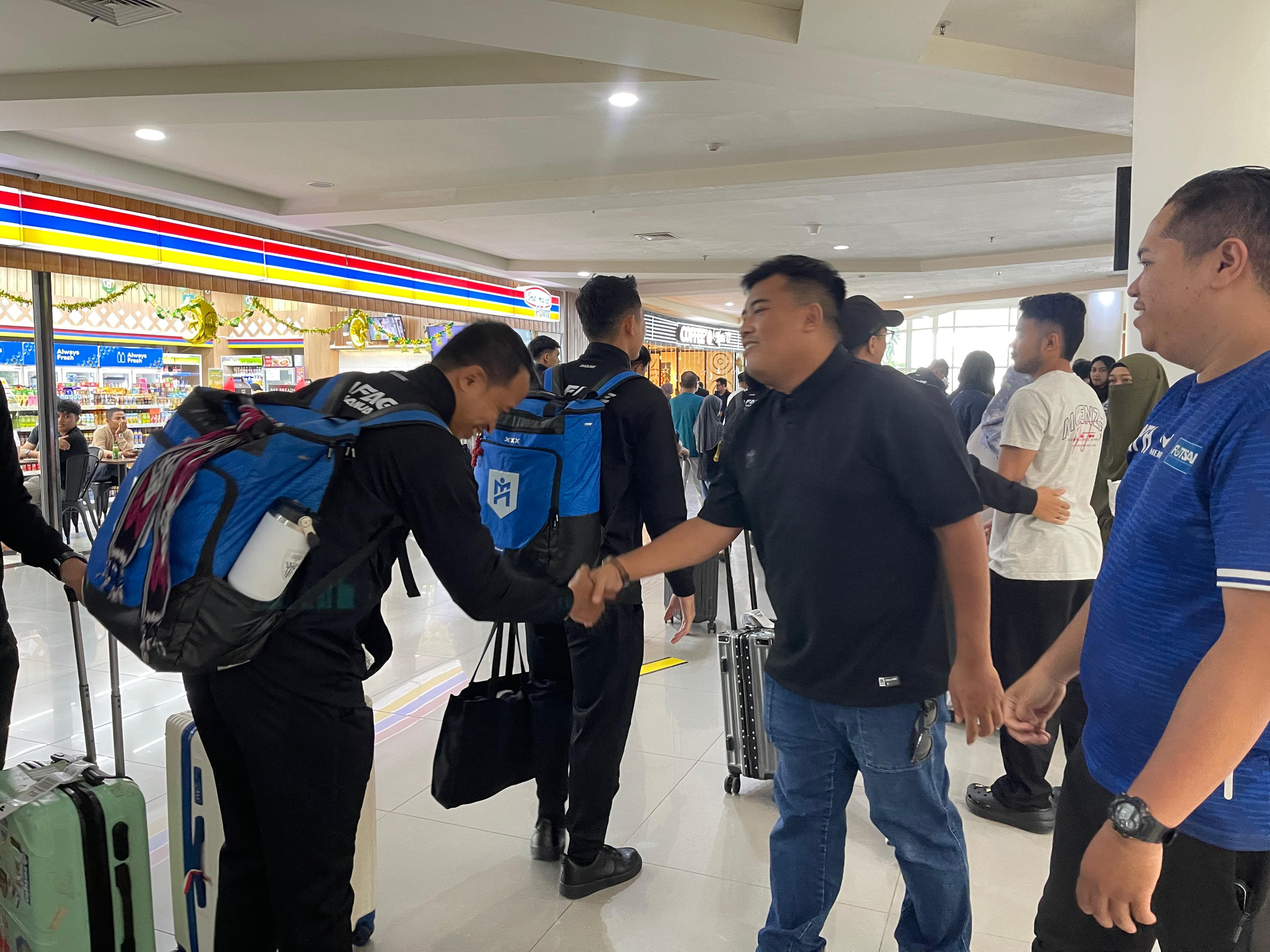 TIBA: Skuad Fafage Banua tiba di Bandara Syamsuddin Noor, Banjarbaru, Selasa (24/3). (M Idris Jian Sidik)