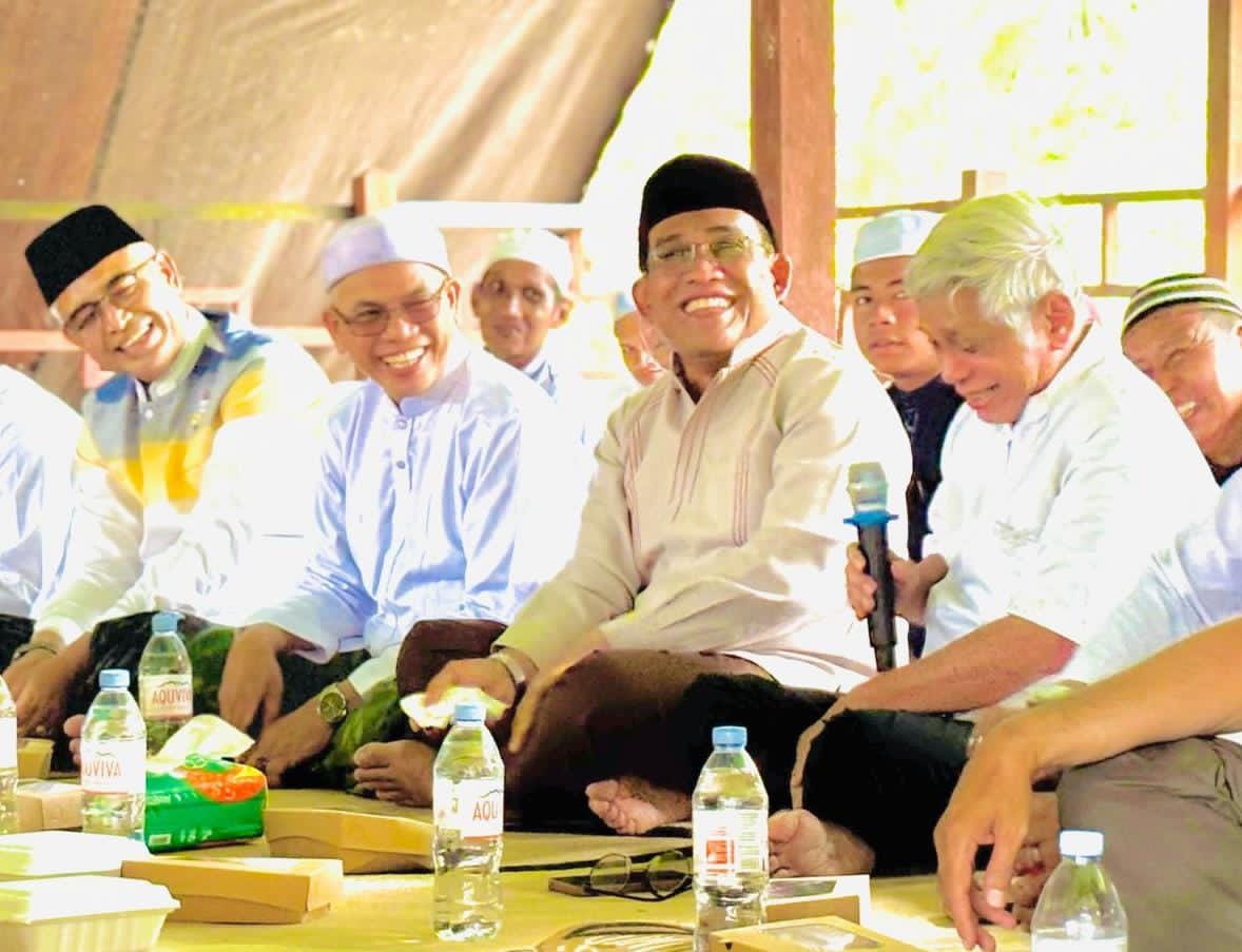 MOMEN:Bupati dan Wakil Bupati Kabupaten HSU, H Sahrujani (dua kanan) dan Hero Setiawan (kiri) hadiri halal bihalal dan haul Datu H Abdullah di Desa Jumba, Amuntai Selatan, Senin (23/3/2026).