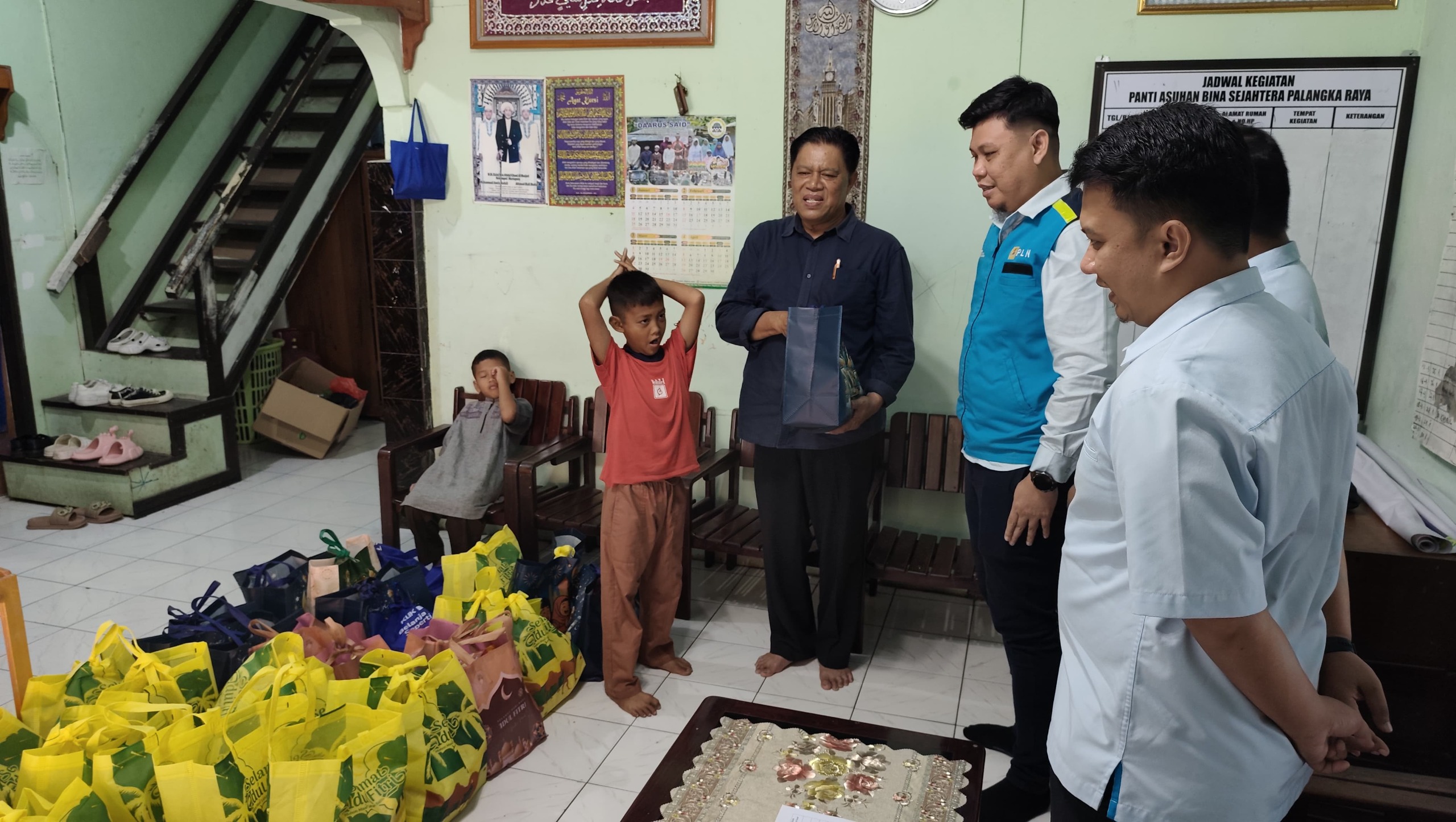 BANTUAN:PLN UID Kalselteng menyerahkan 44 paket sembako dan 3 kardus mi instan guna mendukung kebutuhan sehari-hari para penghuni Panti Asuhan Bina Sejahtera, Palangka Raya.  