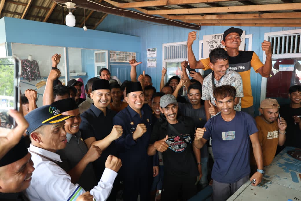 KUNJUNGAN:Bupati Kabupaten Tanah Bumbu, Andi Rudi Latif berdialog dengan penumpang kapal yang tertunda di Pelabuhan ASDP Batulicin  