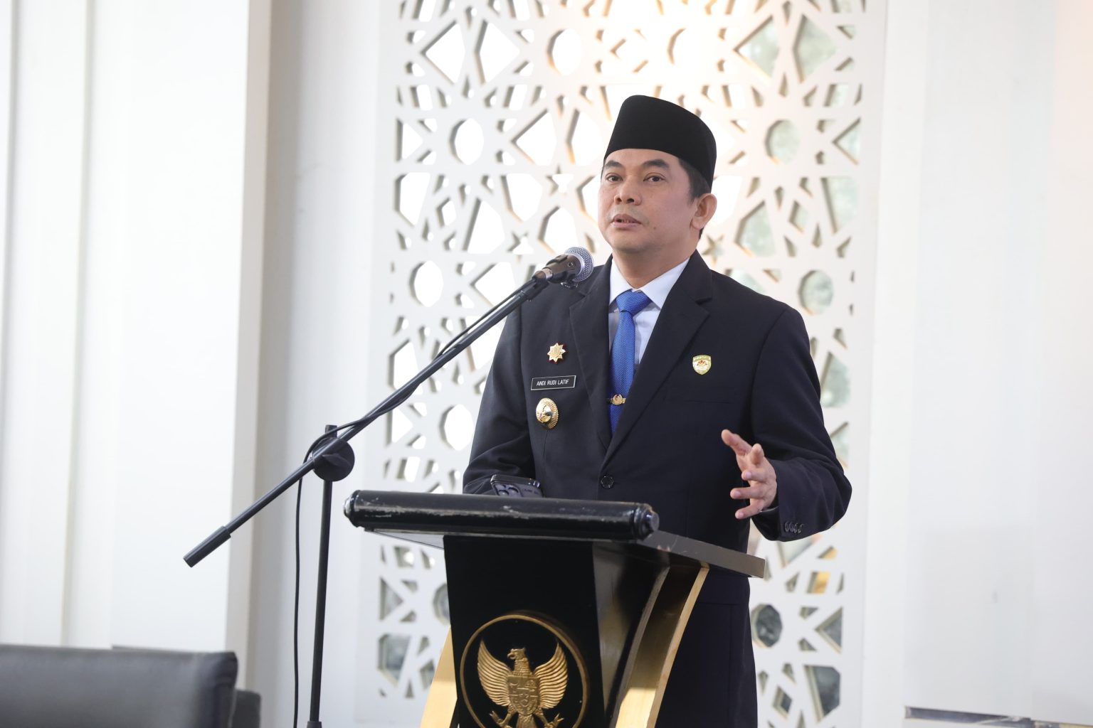 ARAHAN:Bupati Kabupaten Tanah Bumbu, Andi Rudi Latif menyampaikan sambutan usai pelantikan pejabat, menekankan peningkatan kinerja birokrasi dan pelayanan publik di Batulicin, Senin (16/3/2026).