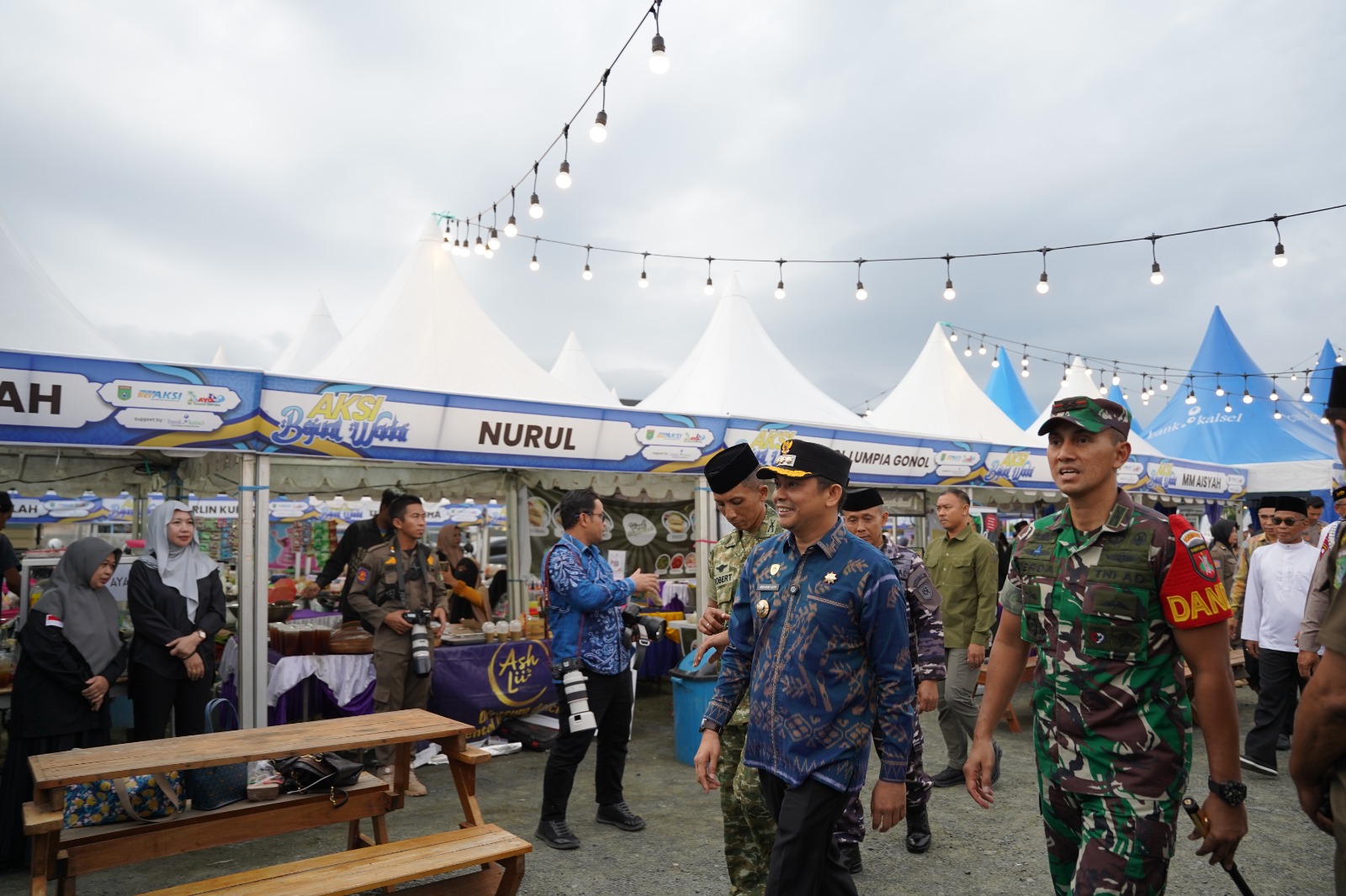  EKONOMI KERAKYATAN:Bupati Kabupaten Tanah Bumbu, Andi Rudi Latif meninjau stan UMKM pada kegiatan Aksi Bajual Wadai Ramadan 2026 di halaman Masjid Agung Al-Falah, Simpang Empat.