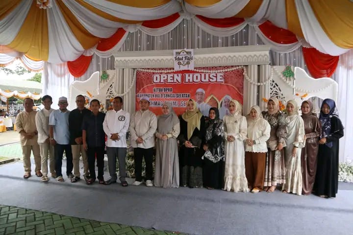 LEBARAN:Jajaran DPRD HSS dan Pimpinan Daerah berfoto bersama saat menghadiri open house di Rumah Dinas Ketua DPRD HSS, H Akhmad Fahmi, Senin (23/3/2026).