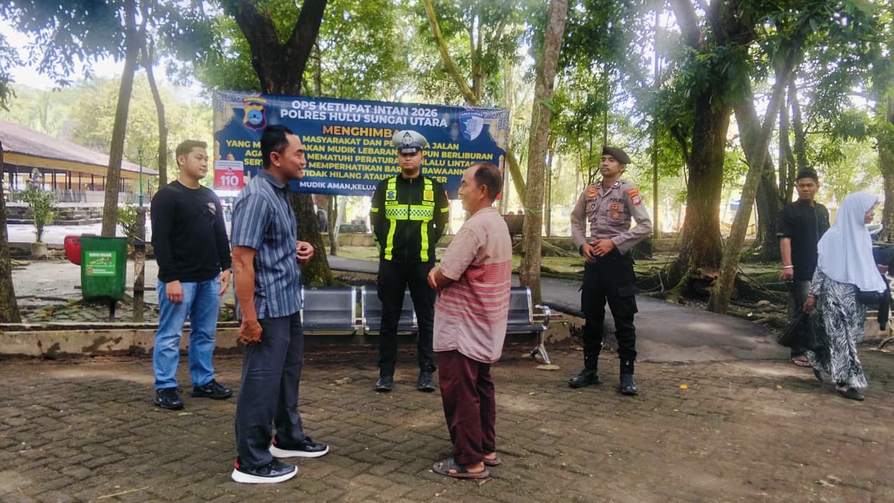 Petugas gabungan melakukan pengamanan di kawasan wisata Candi Agung, Amuntai, saat libur lebaran. 