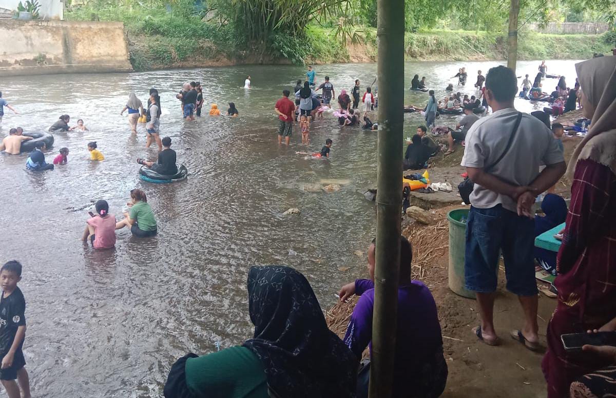 Pengunjung menikmati berlibur di wisata air sirang pitu yang berada di Desa Miawa Kecamatan Piani Kabupaten Tapin.