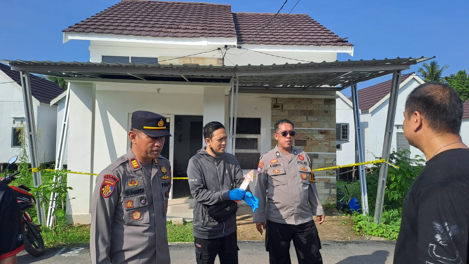 Kapolsek Banjarmasin Utara, AKP Sunardi bersama personelnya ke lokasi setelah menerima informasi. 
