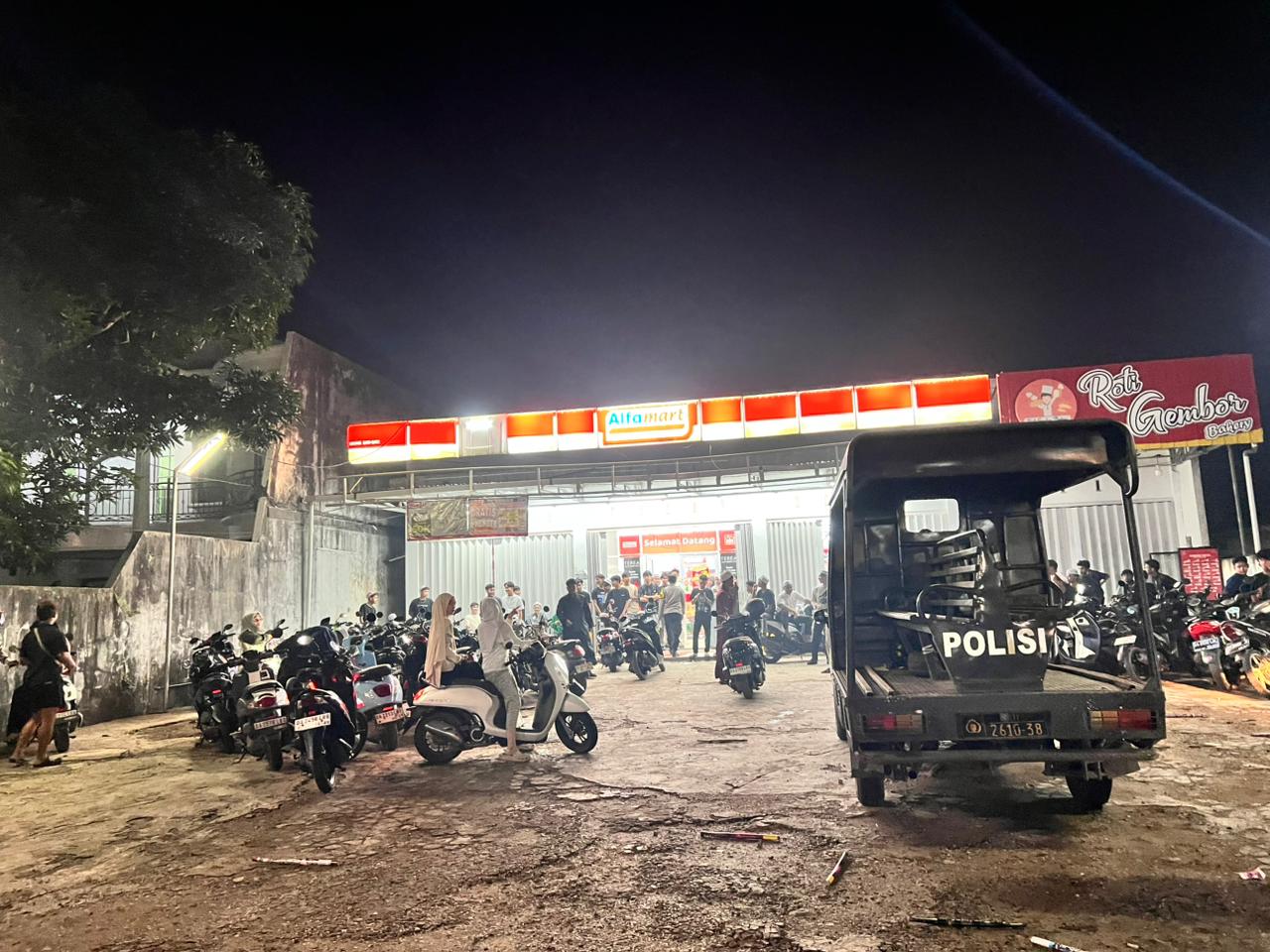 Personil Polsek Bati-Bati ketika melakukan pengamanan di salah satu ritel modern di Desa Ujung, yang menjadi lokasi pemuda menyalakan petasan pada malam Idulfitri 1447 hijriah.