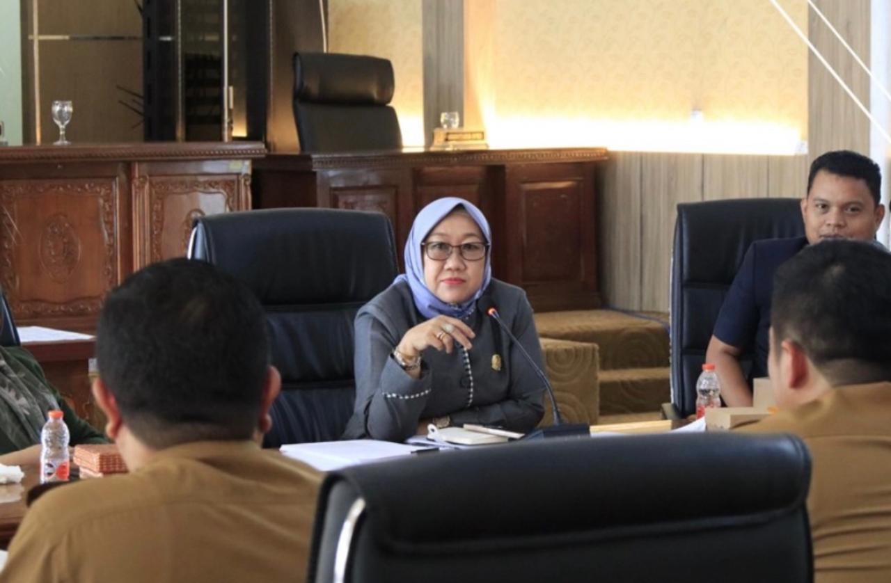 Rapat kerja Pansus II DPRD Balangan bersama instansi terkait saat merampungkan draf Raperda Pembangunan Perkebunan Berkelanjutan. 