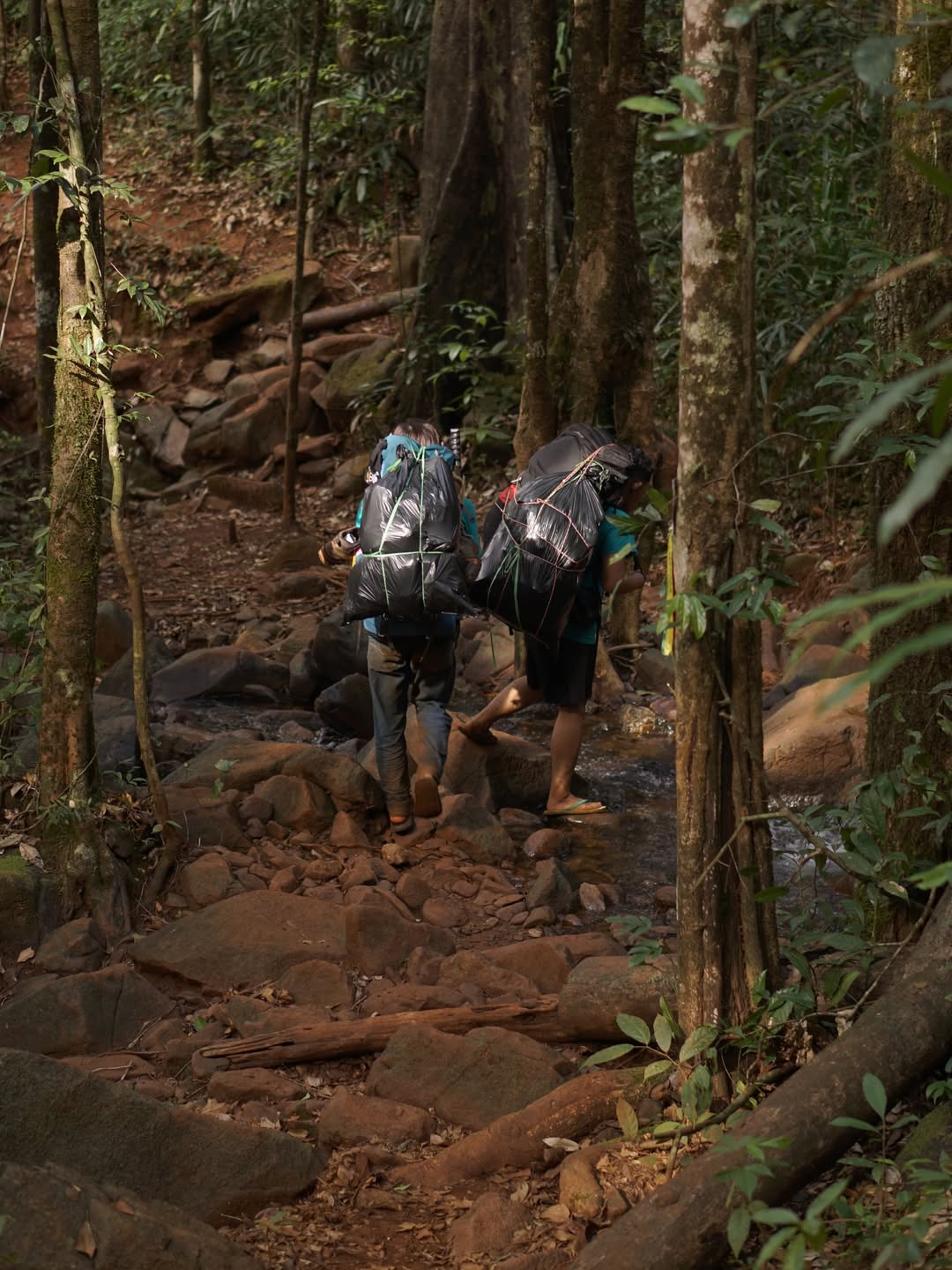 Aktivitas pendaki di jalur Gunung Kahung. Kebijakan baru mewajibkan setiap pengunjung membawa turun seluruh sampah yang dihasilkan. 