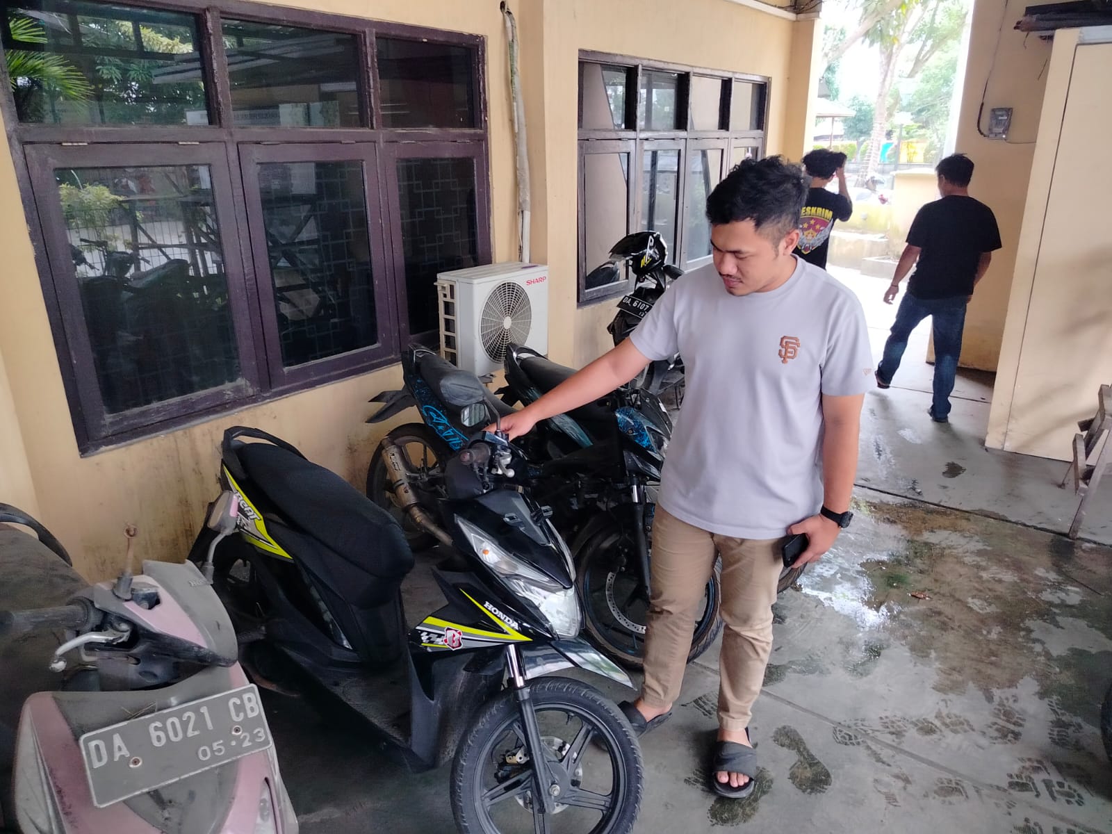 Kanit Reskrim memperlihatkan barang bukti sepeda motor milik korban yang masih memiliki stiker sehingga mudah dikenali.