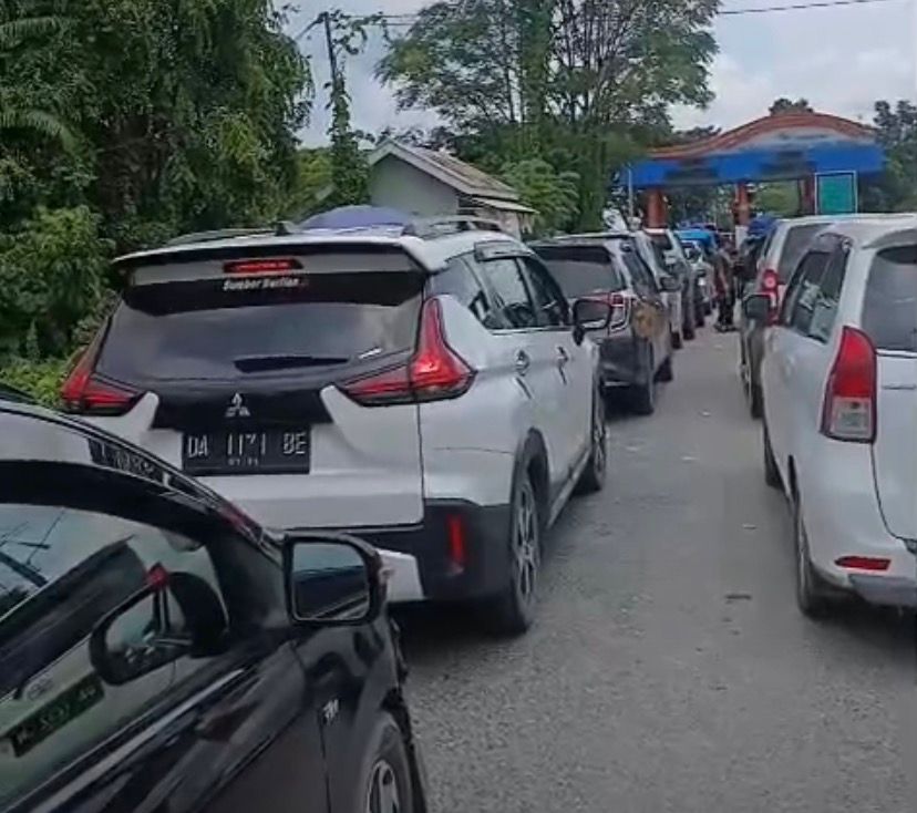ANTREAN PANJANG: Kondisi antrean di jalan dekat Pelabuhan Feri Tanjung Serdang Kotabaru.   