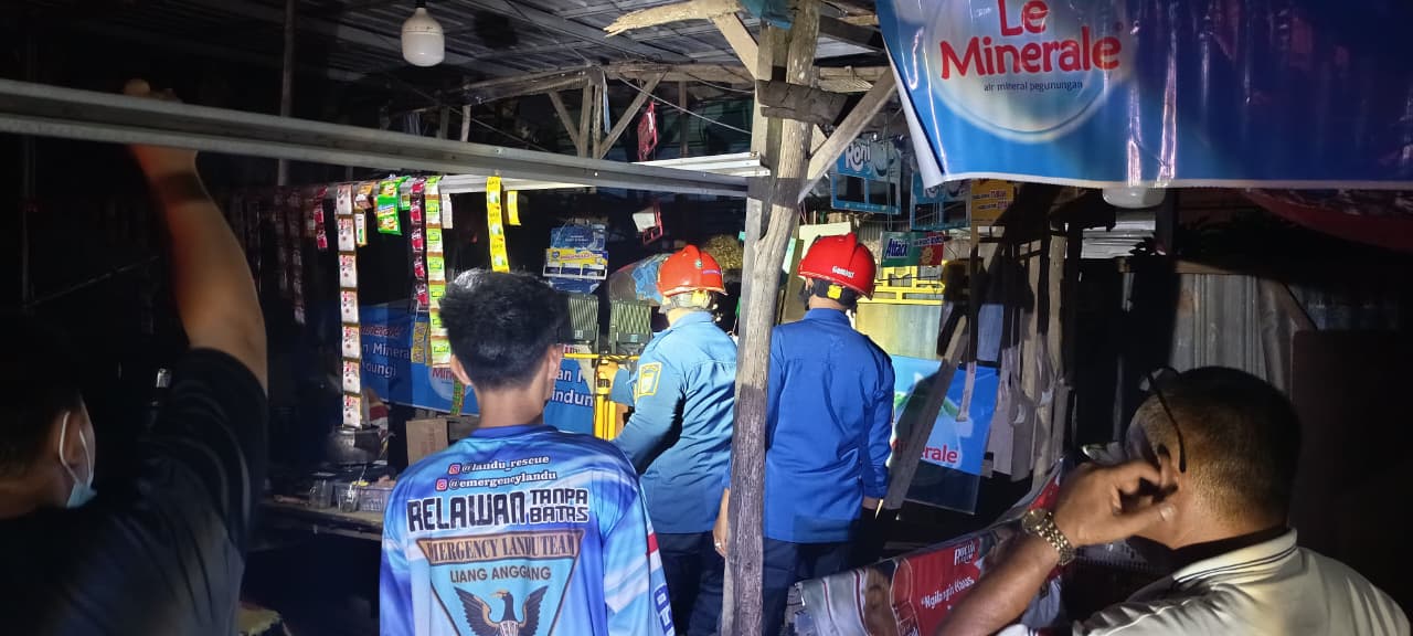 EVAKUASI: Petugas gabungan memasang penerangan dan mensterilkan lokasi saat mengevakuasi jasad perempuan di area sempit samping warung di Jalan A. Yani Km 17, Gambut, Selasa (24/3/2026) malam. 