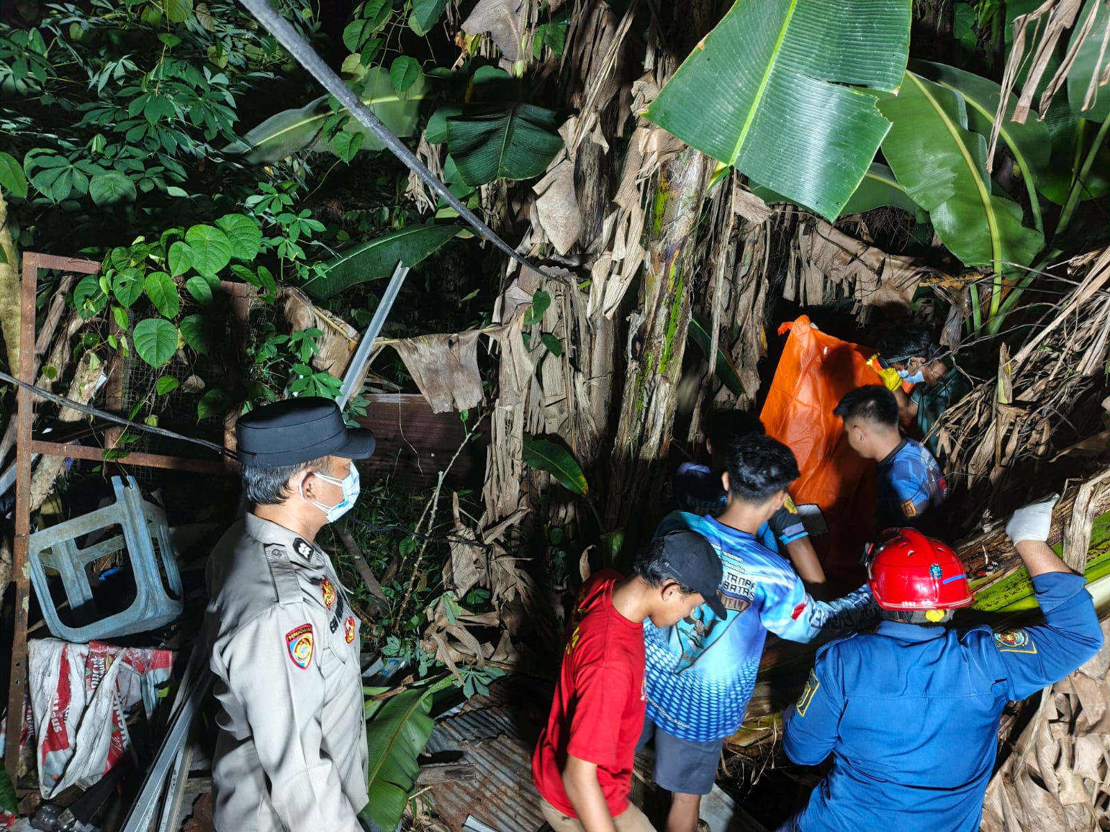 OLAH TKP: Petugas kepolisian melakukan olah TKP di lokasi penemuan jasad perempuan di Jalan A. Yani Km 17, Gambut. (POLRES BANJAR)