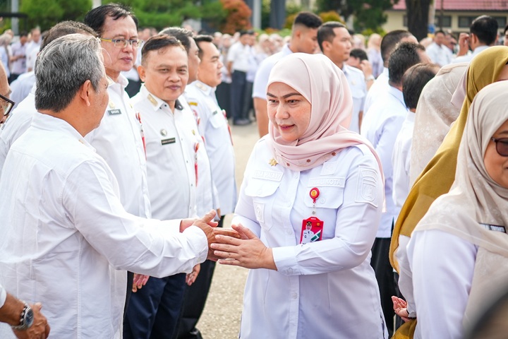 Wali Kota Banjarbaru, Erna Lisa Halaby usai memimpin Apel Gabungan Perangkat Daerah di Lapangan dr Murdjani (MC Banjarbaru untuk Radar Banjarmasin)