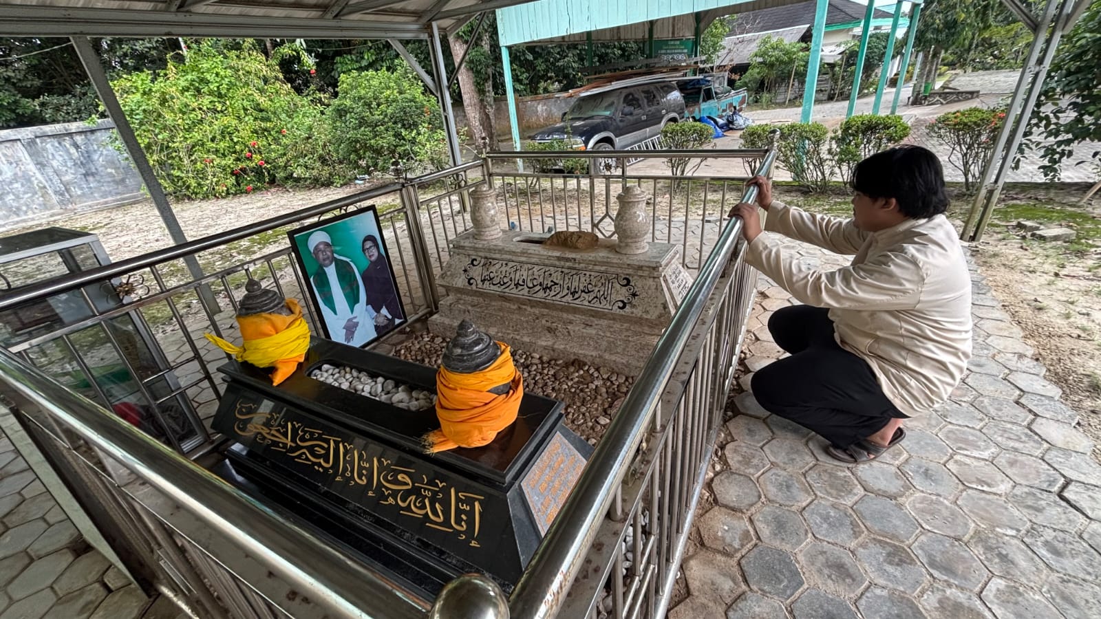 ZIARAH: Seorang peziarah berdoa di makam Kiai Hasan di Desa Al Kautsar, Kecamatan Satui, Tanah Bumbu. (Foto: Zulqarnain/Radar Banjarmasin)