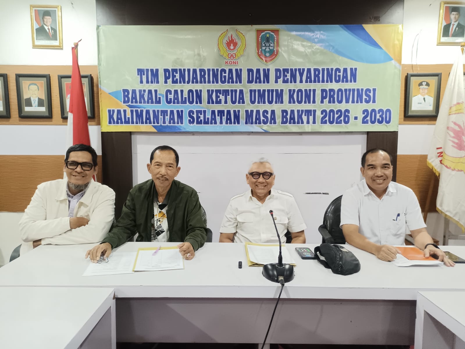 Ketua TPP KONI Kalsel Abdul Haris Makkie bersama perwakilan cabang olahraga dan KONI kabupaten/kota menggelar konferensi pers pembukaan pendaftaran bakal calon Ketua Umum KONI Kalsel periode 2026&mdash;2030