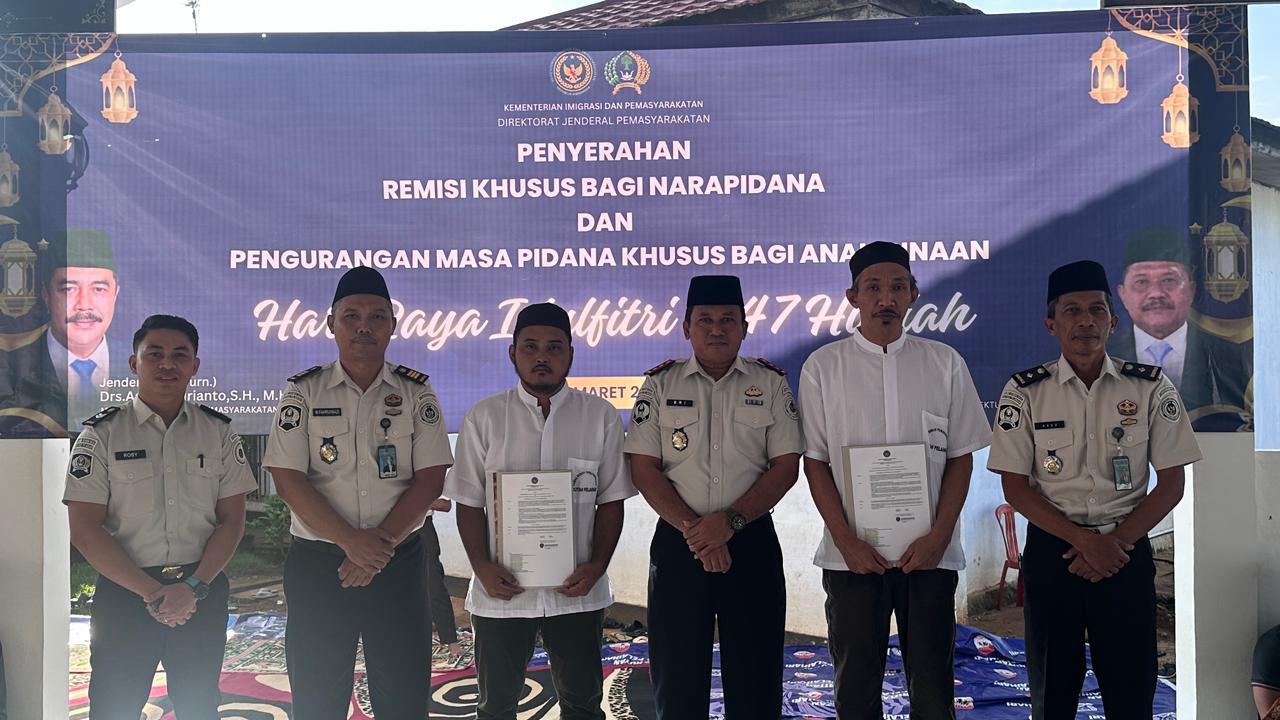 HADIAH : Dua orang warga binaan di Rutan Pelaihari menerima SK bebas usai mendapat remisi khusus (RK) II pada momen Hari Raya Idulfitri 1447 Hijriah. (Foto : Rutan Pelaihari untuk Radar Banjarmasin)