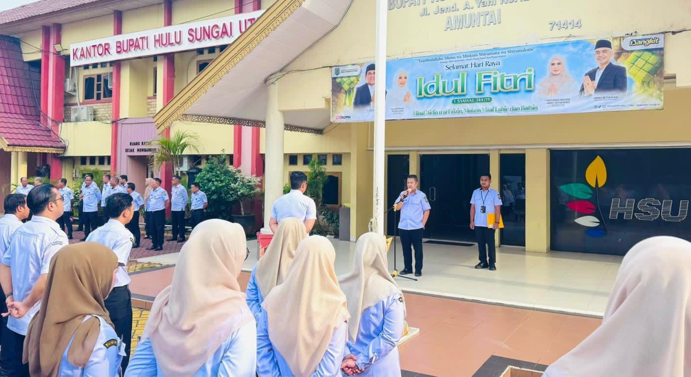  APEL:Sekda Kabupaten HSU, H Adi Lesmana memimpin apel gabungan hari pertama masuk kerja pasca libur Hari Raya Idul Fitri 1447 Hijriah di halaman Sekretariat Daerah HSU, Rabu (25/3/2026).