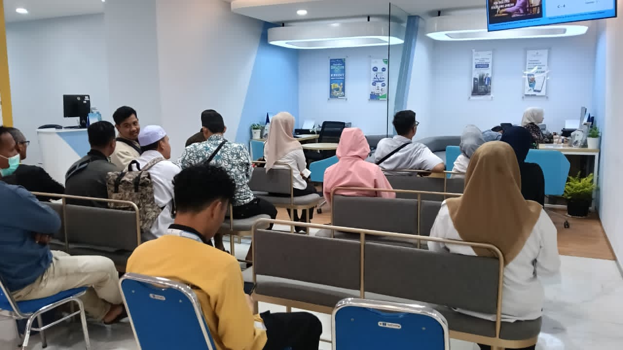 MENUNGGU ANTRIAN:Suasana pelayanan di Bank Kalsel yang mulai padat pasca libur Lebaran 1447 H, Rabu (25/3/2026).  