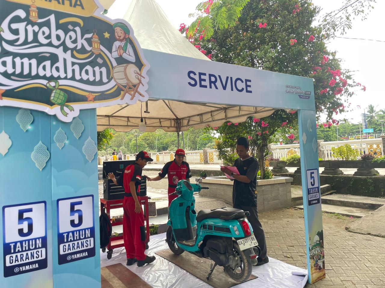 MERAWAT MOTOR:PT STSJ Yamaha Kalselteng juga menyediakan booth service untuk memudahkan pengguna motor Yamaha merawat motornya. 