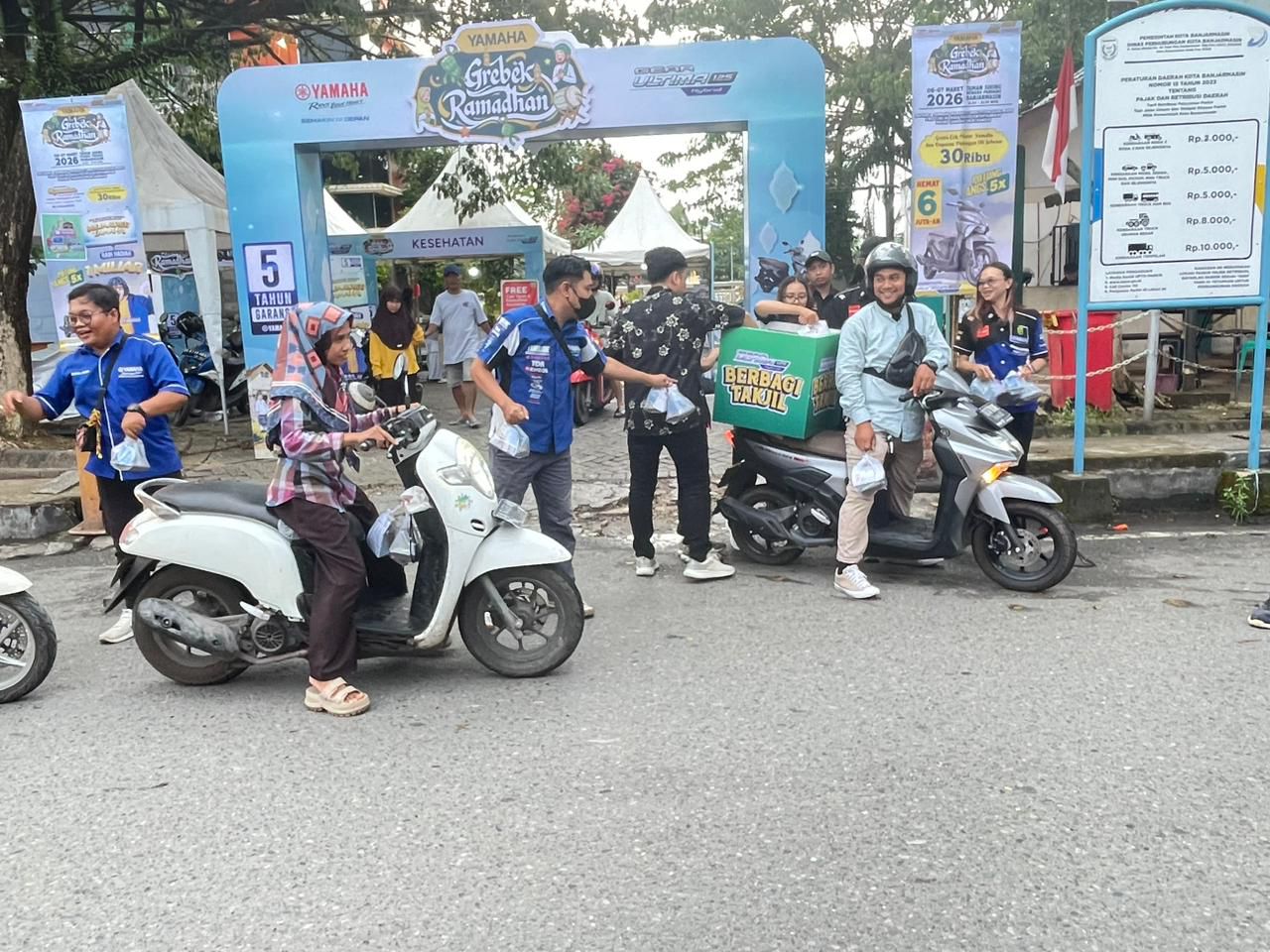 CARI BERKAH: Berbagi takjil menjadi salah satu agenda rutin yang dilaksanakan PT STSJ Yamaha Kalselteng di event Grebek Ramadhan.