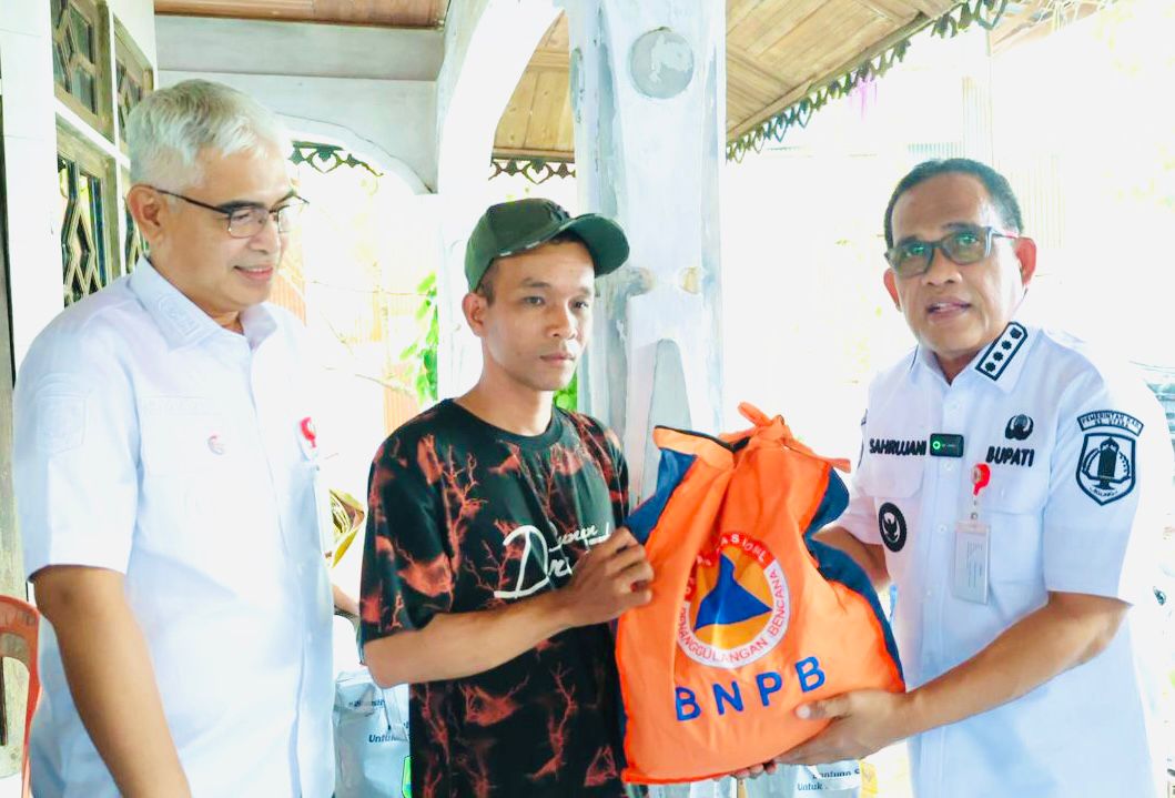 PEDULI:Bupati dan Wakil Bupati Kabupaten HSU, H Sahrujani dan Hero Setiawan menyerahkan bantuan kepada korban kebakaran di Desa Sungai Namang, Kecamatan Danau Panggang, Rabu (25/3/2026). 