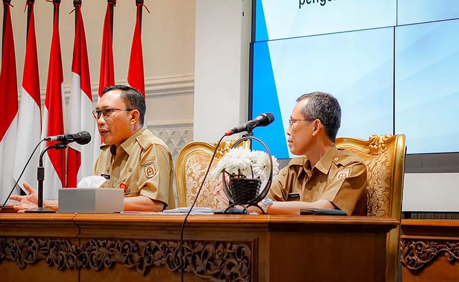 SAMBUTAN:Sekretaris Daerah Kota Banjarbaru, Sirajoni, didampingi Asisten 1 Rizana Mirza memimpin RakorPimpinan Perangkat Daerah di Aula Gawi Sabarataan, Banjarbaru. 