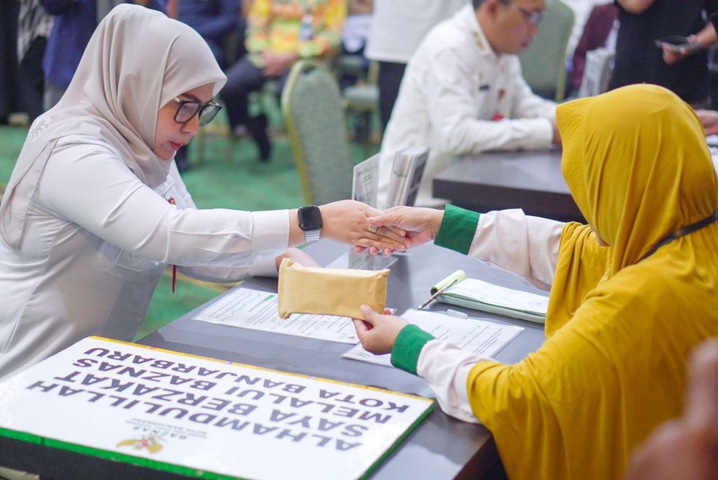 Wali Kota Banjarbaru, Hj Erna Lisa Halaby menyerahkan zakat kepada petugas Baznas Kota Banjarbaru sebagai bentuk keteladanan pimpinan mendukung penguatan gerakan zakat di lingkungan Pemko Banjarbaru.