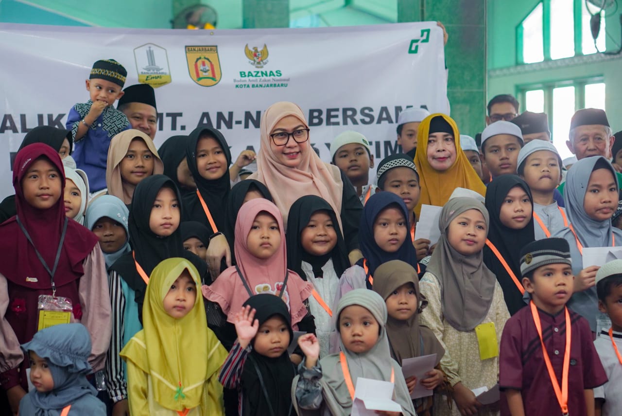 Foto 1 Wali Kota Banjarbaru Erna Lisa Halaby berfoto bersama anak-anak yatim penerima santunan dalam kegiatan Ramadan BAZNAS Berbagi di Masjid Miftahul Falah, Kelurahan Loktabat Utara, Banjarbaru. 