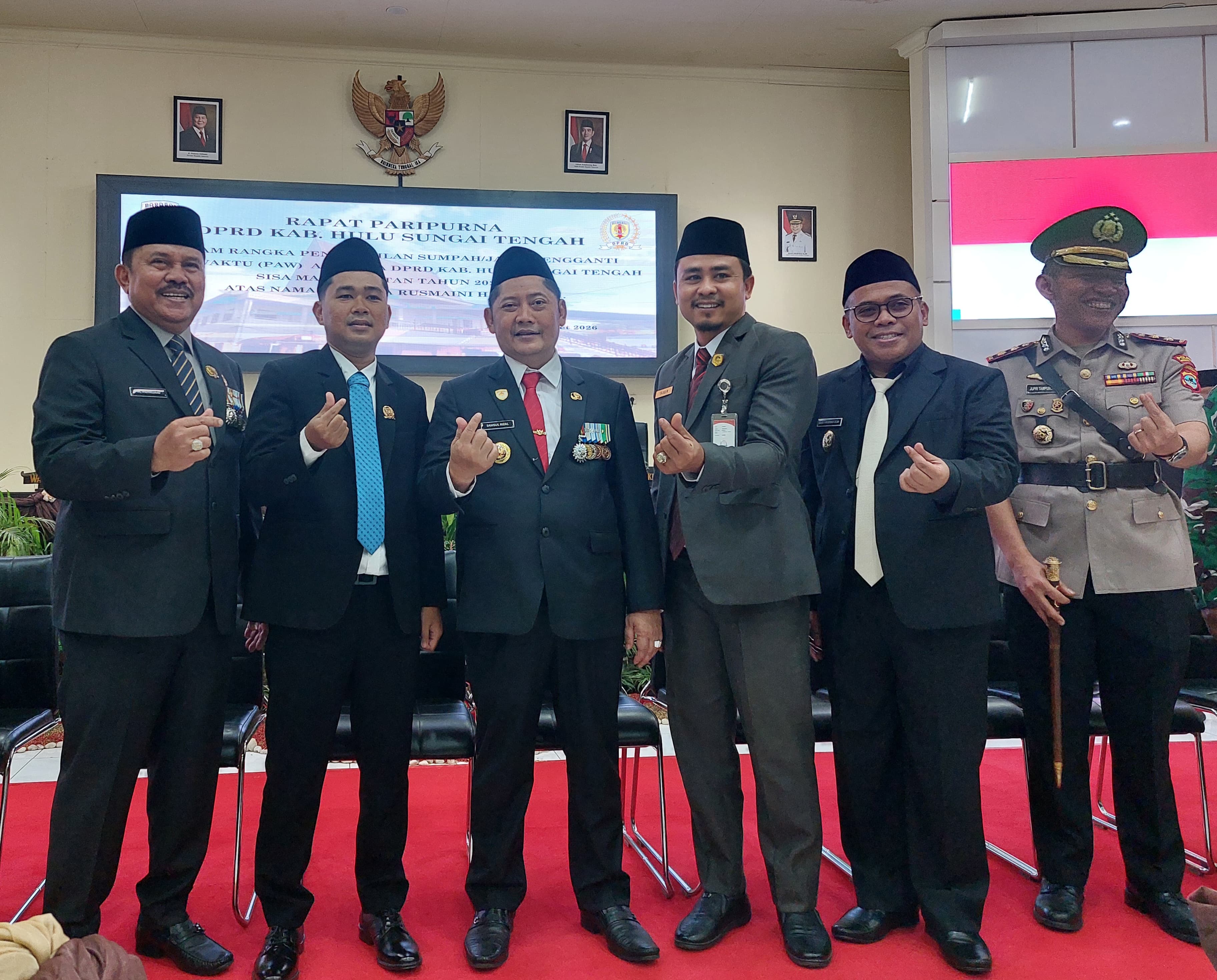 SELAMAT:Bupati HST, Samsul Rizal foto bersama anggota DPRD HST dan Forkopimda. 