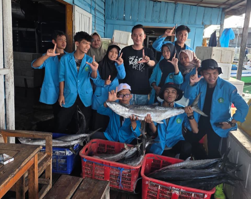 SENANG:Abu Suwandi foto bersama mahasiswa Kotabaru setelah diskusi mengenai nelayan. 