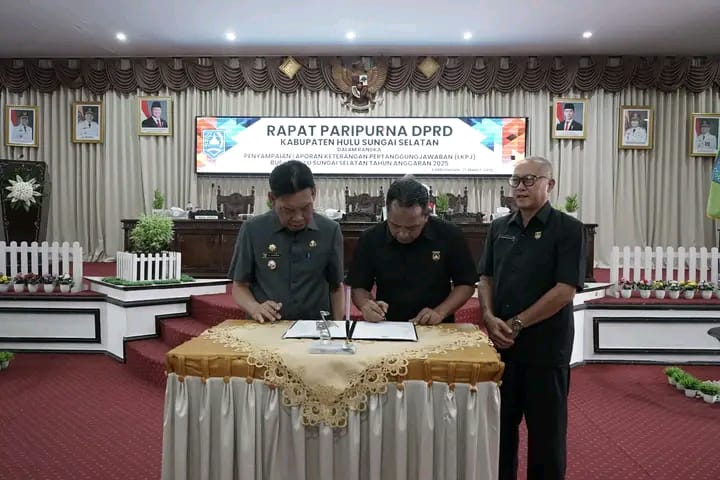 LKPJ:Wakil Ketua I DPRD HSS, H Husnan tandatangani dokumen keputusan DPRD terhadap LKPJ Bupati HSS, Rabu (25/3/2026).  