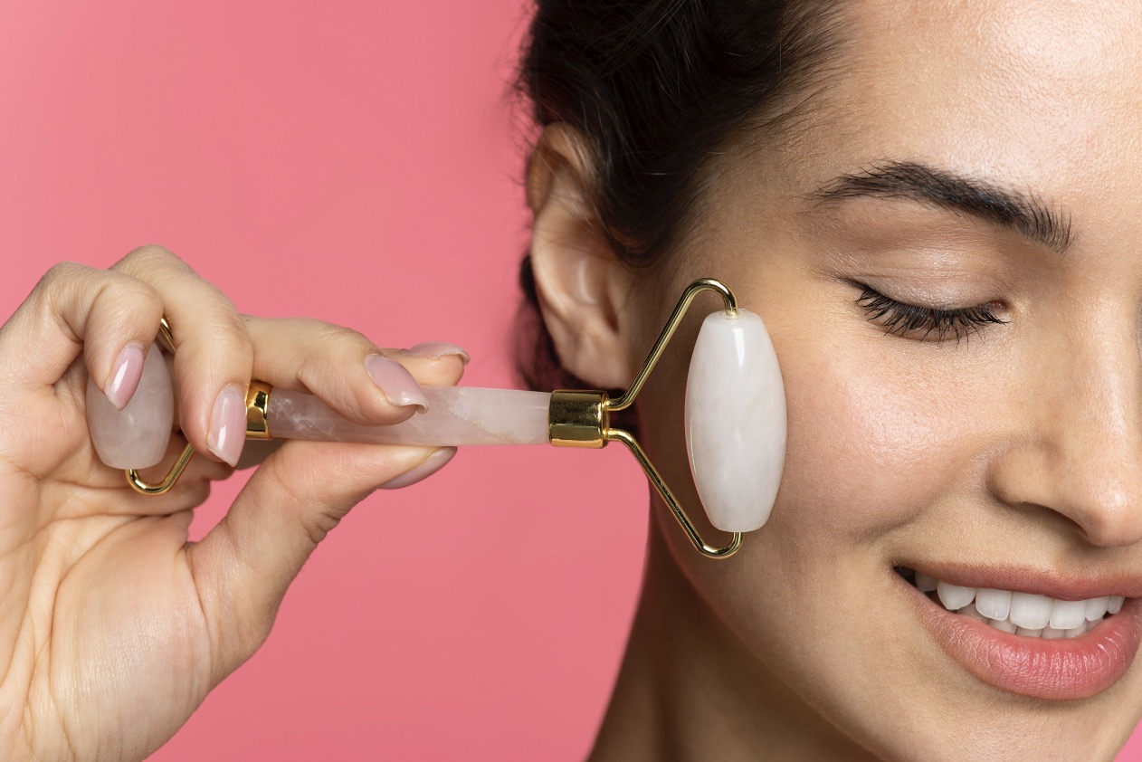 KONSISTEN: Rutin memakai face roller membantu mengangkat kulit wajah yang kendur. (Foto: Freepik)