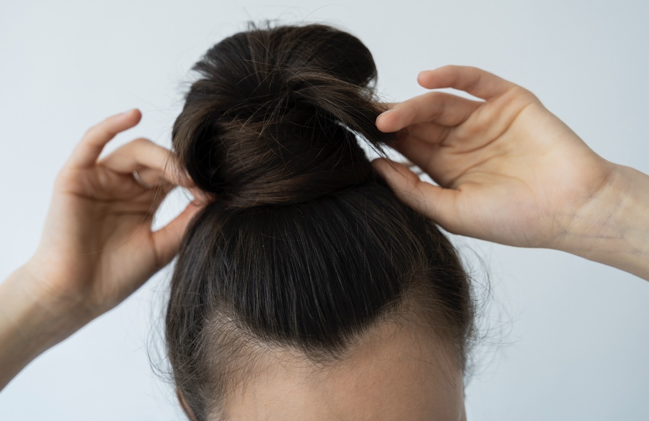 STYLING: Baby hair kadang mengganggu tampilan styling rambut, merapikannya bisa dengan beberapa cara. (Foto: Freepik)