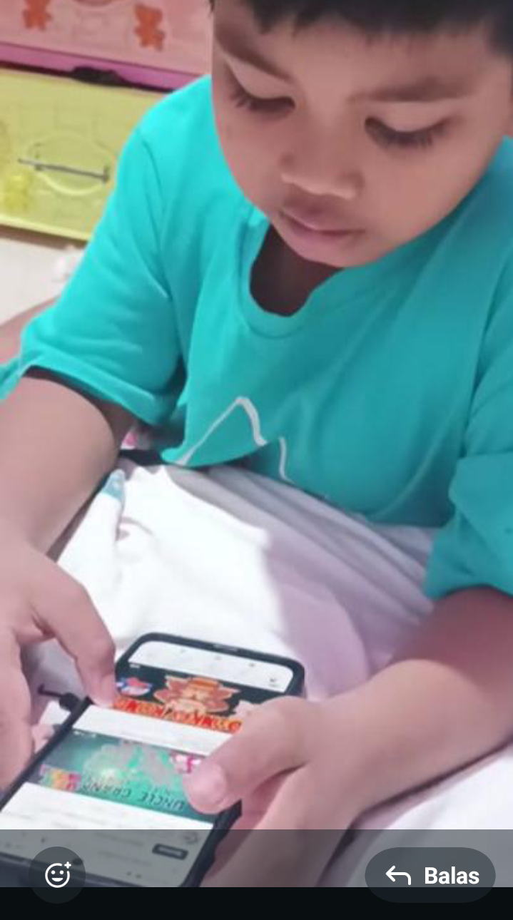 Muhammad Ridho Akbar menilai pembatasan media sosial penting untuk melindungi anak, dengan catatan peran orang tua tetap menjadi kunci utama pengawasan.(Foto: Endang Syarifuddin/Radar Banjarmasin)