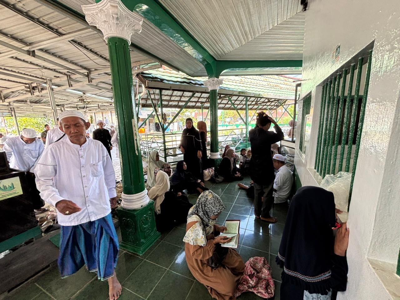 WISATA RELIGI: Kompleks wisata religi Kubah Habib Basirih Banjarmasin dipadati peziarah dari berbagai daerah. 