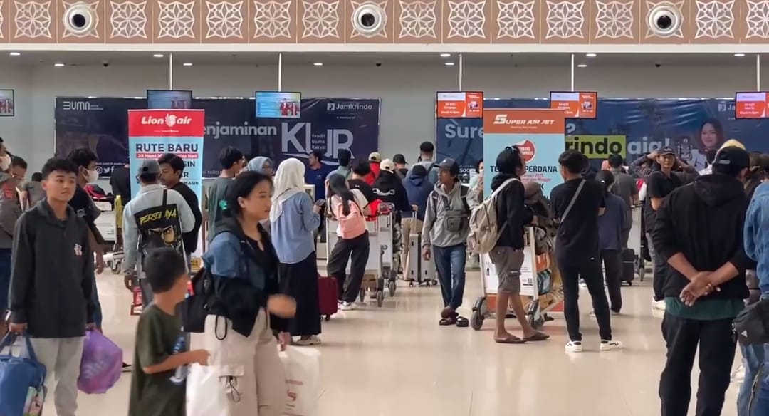 Bandara Syamsudin Noor mulai dipadati penumpang arus balik. Diprediksi puncaknya pada Sabtu (28/3) mendatang. 
